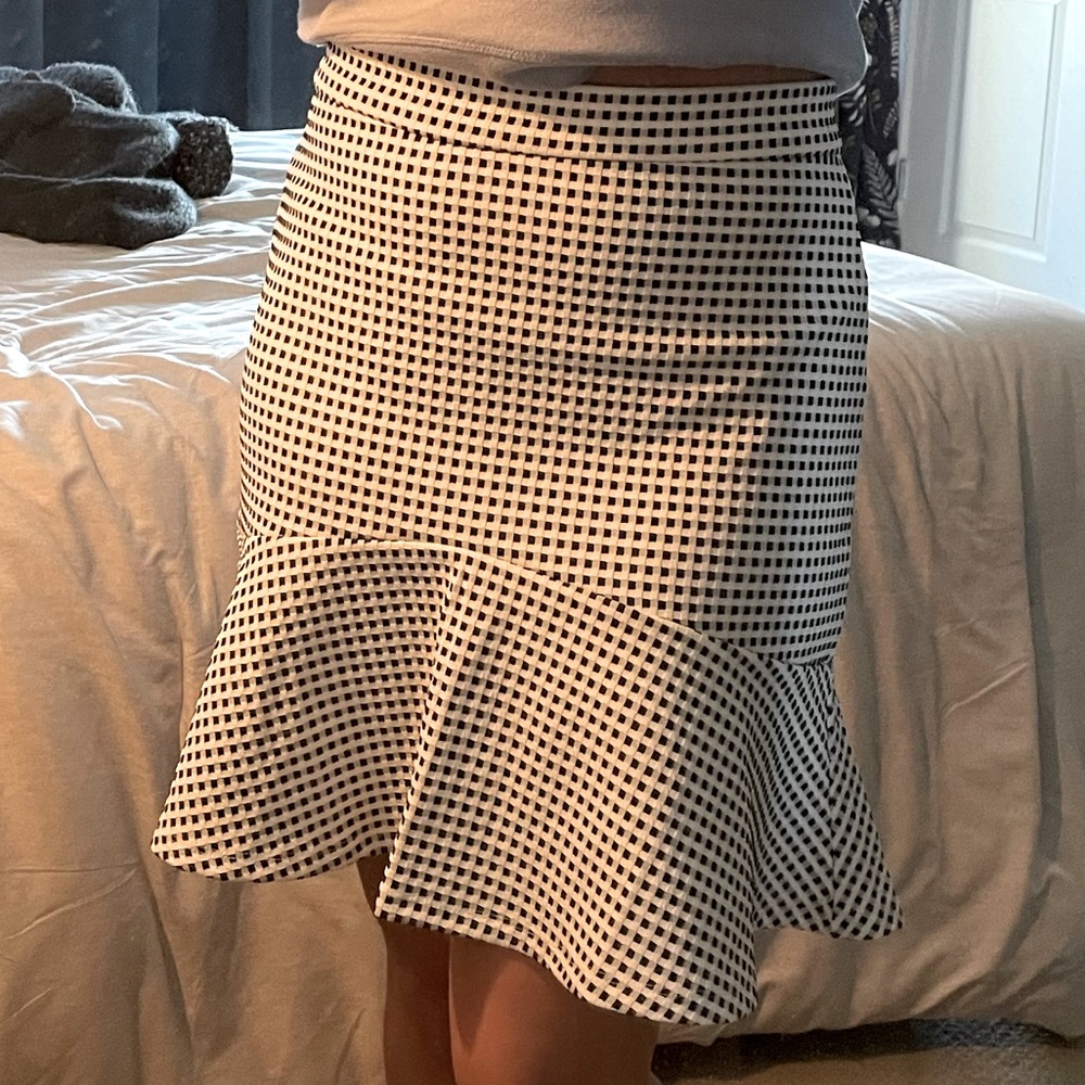 Banana Republic Skirt. Size 2 (US) Black & white, knee length, work/business